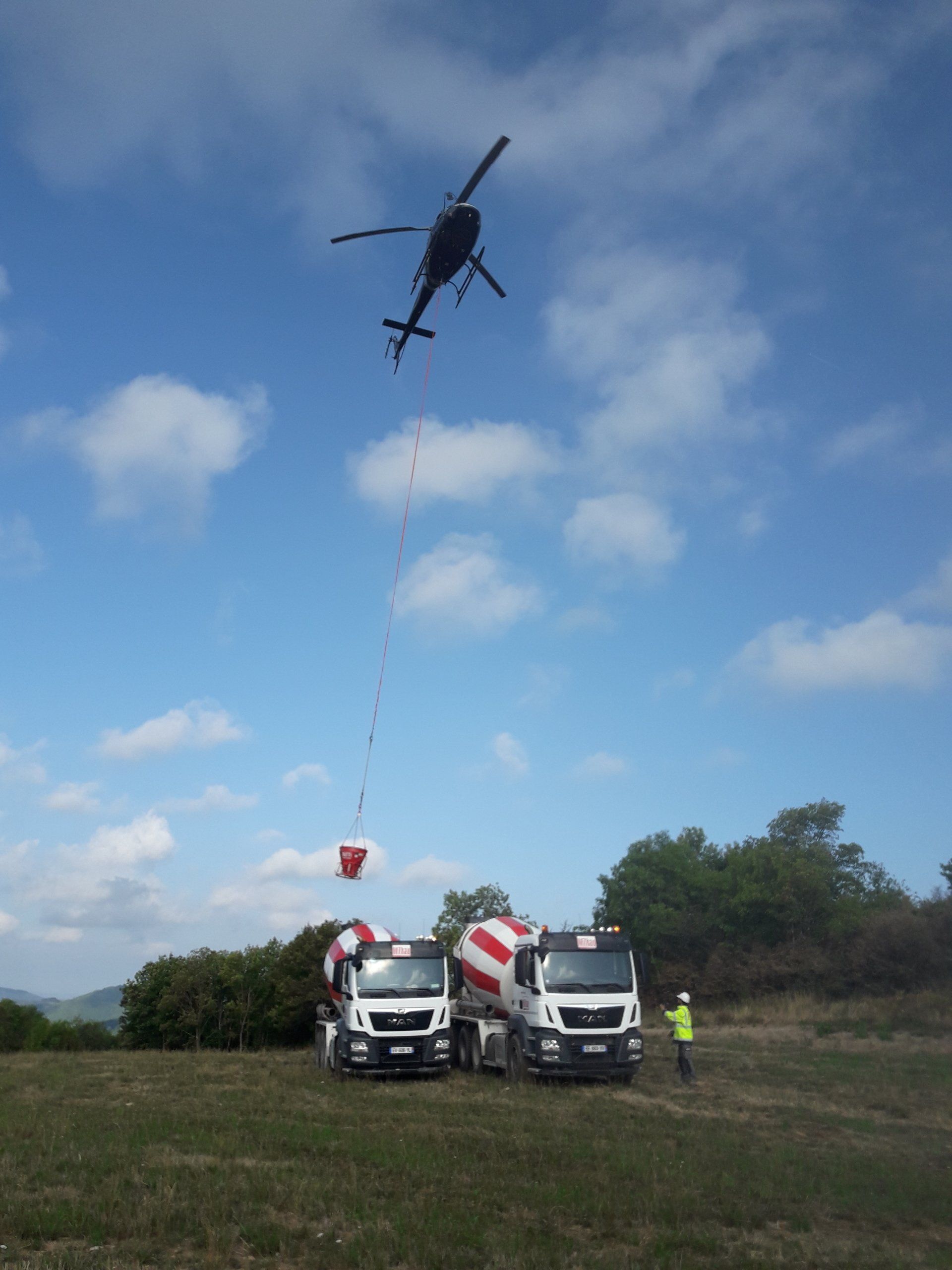 Livraison de matériaux par un hélicoptère sur un chantier
