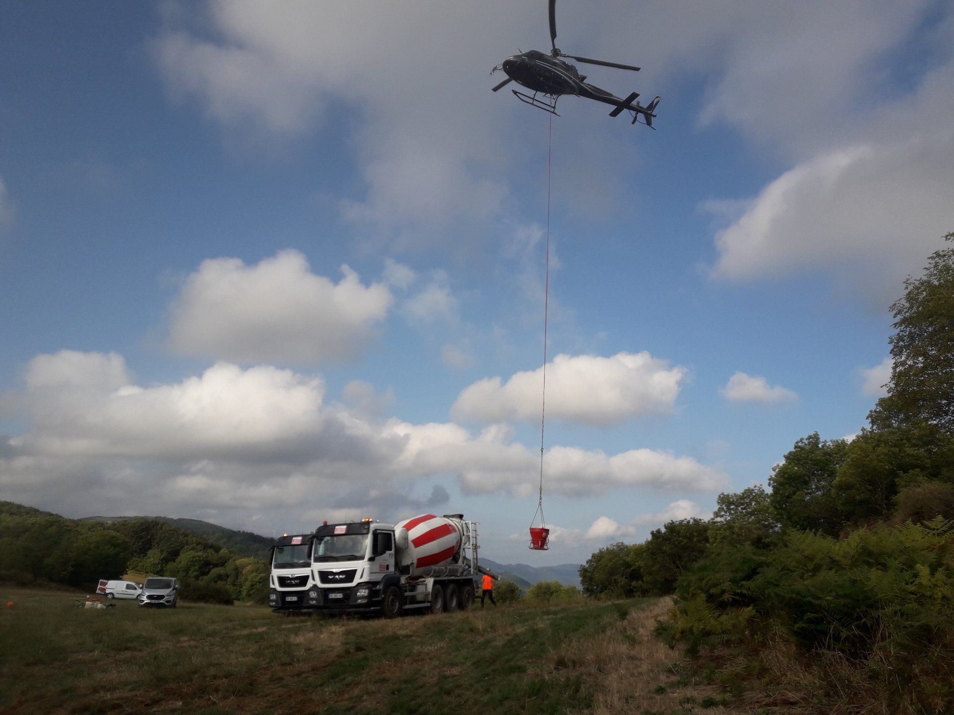 Livraison de matériaux avec un hélicoptère