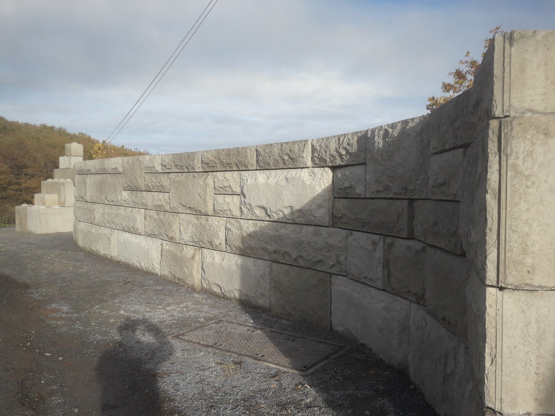 Lignée de blocs de béton empilés