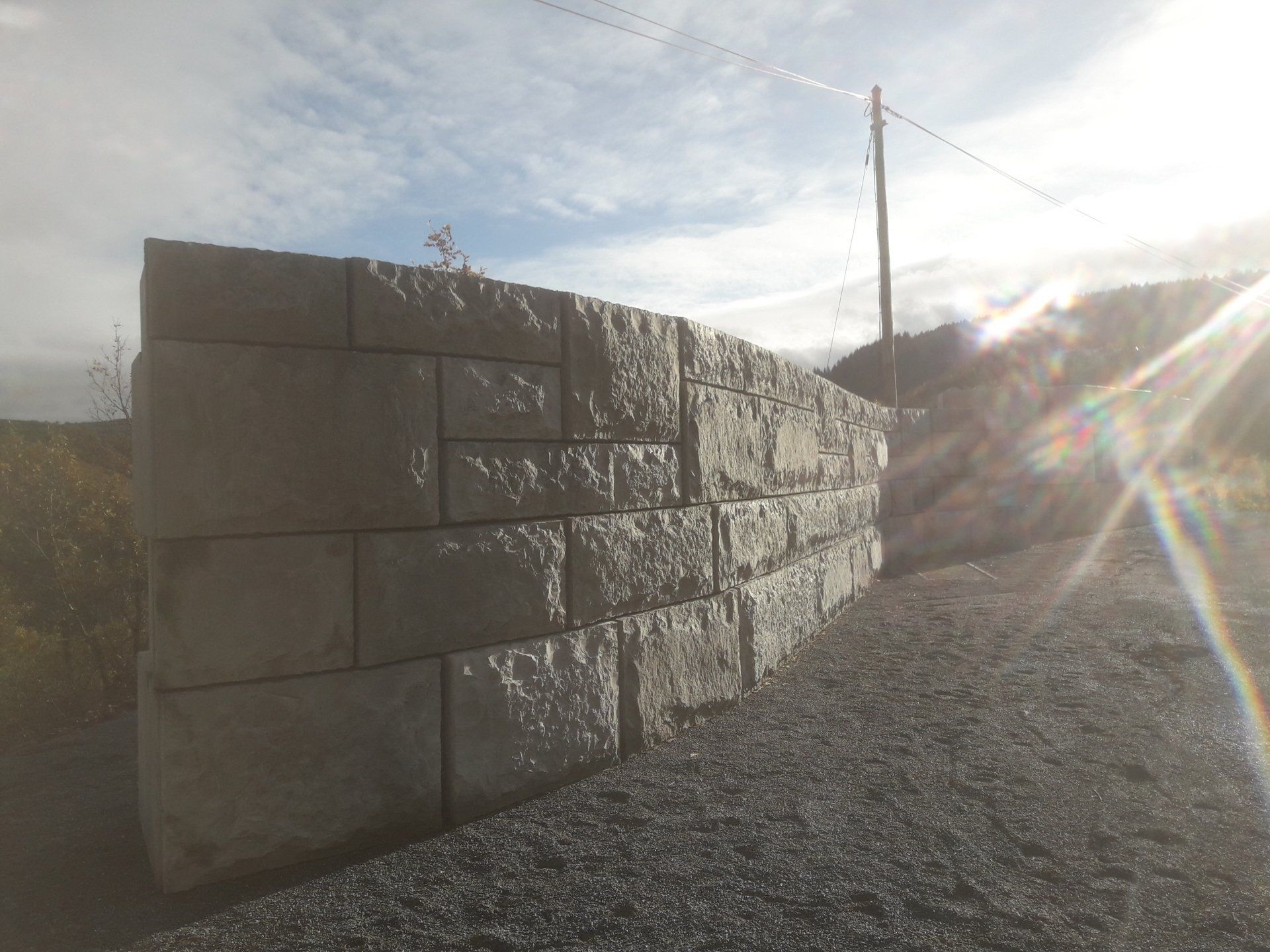 Ensemble de blocs de béton ensoleillé