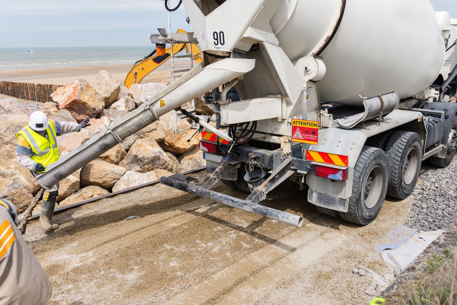 Coulage de béton sur un chantier de travaux publics