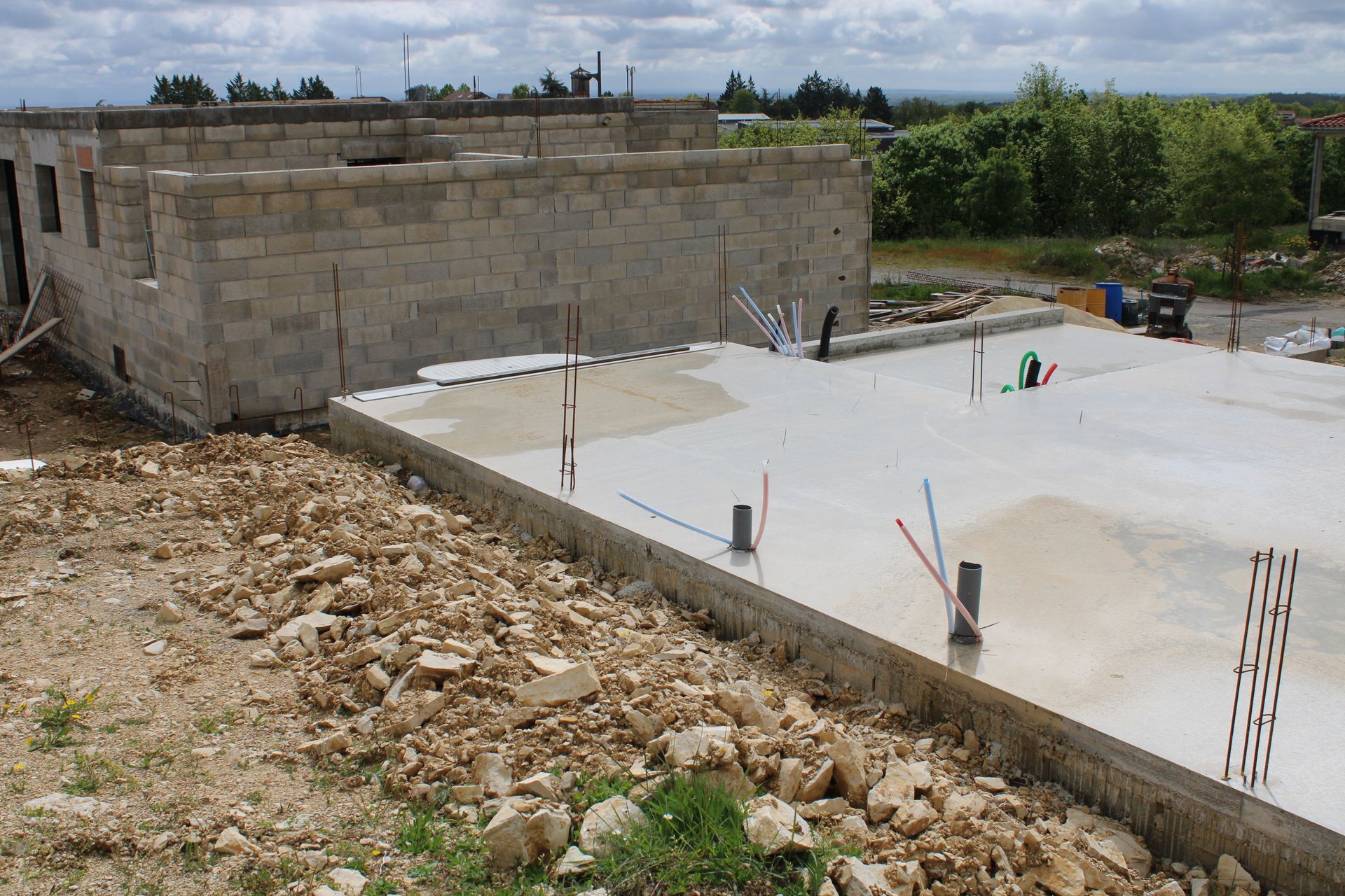 Chape de béton coulée sur un chantier