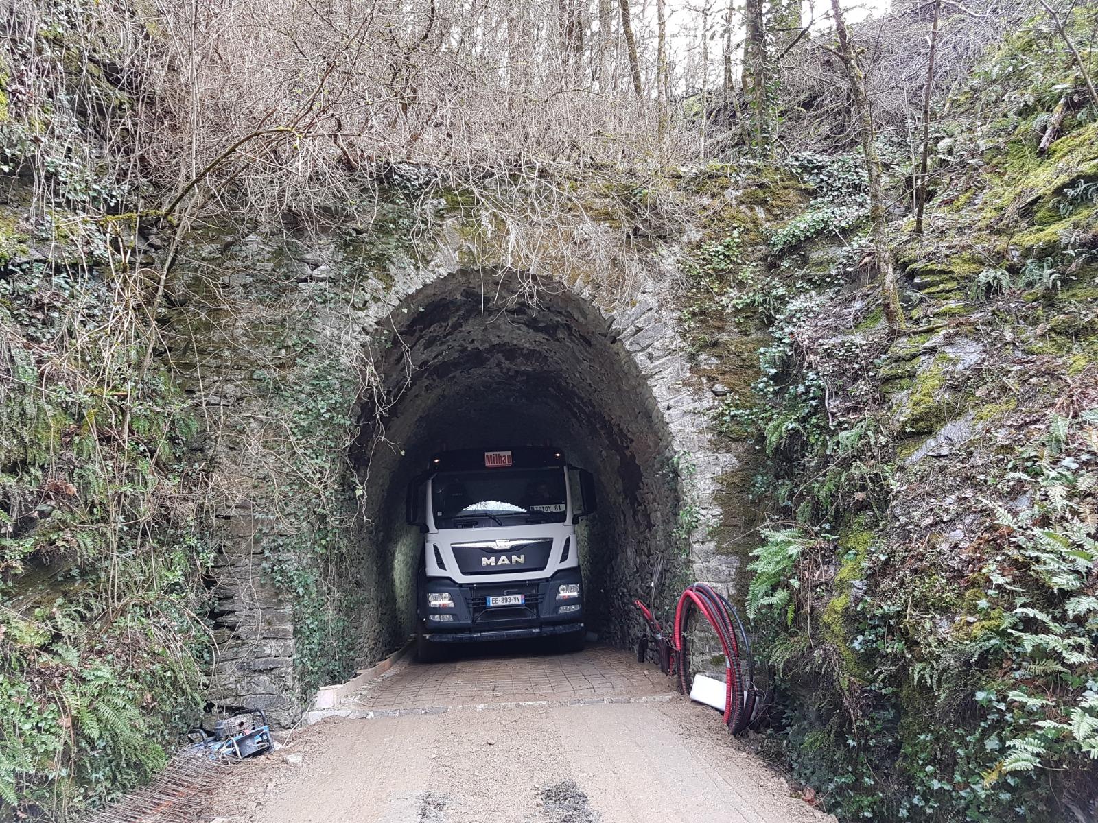 Camion qui sort d'un tunnel