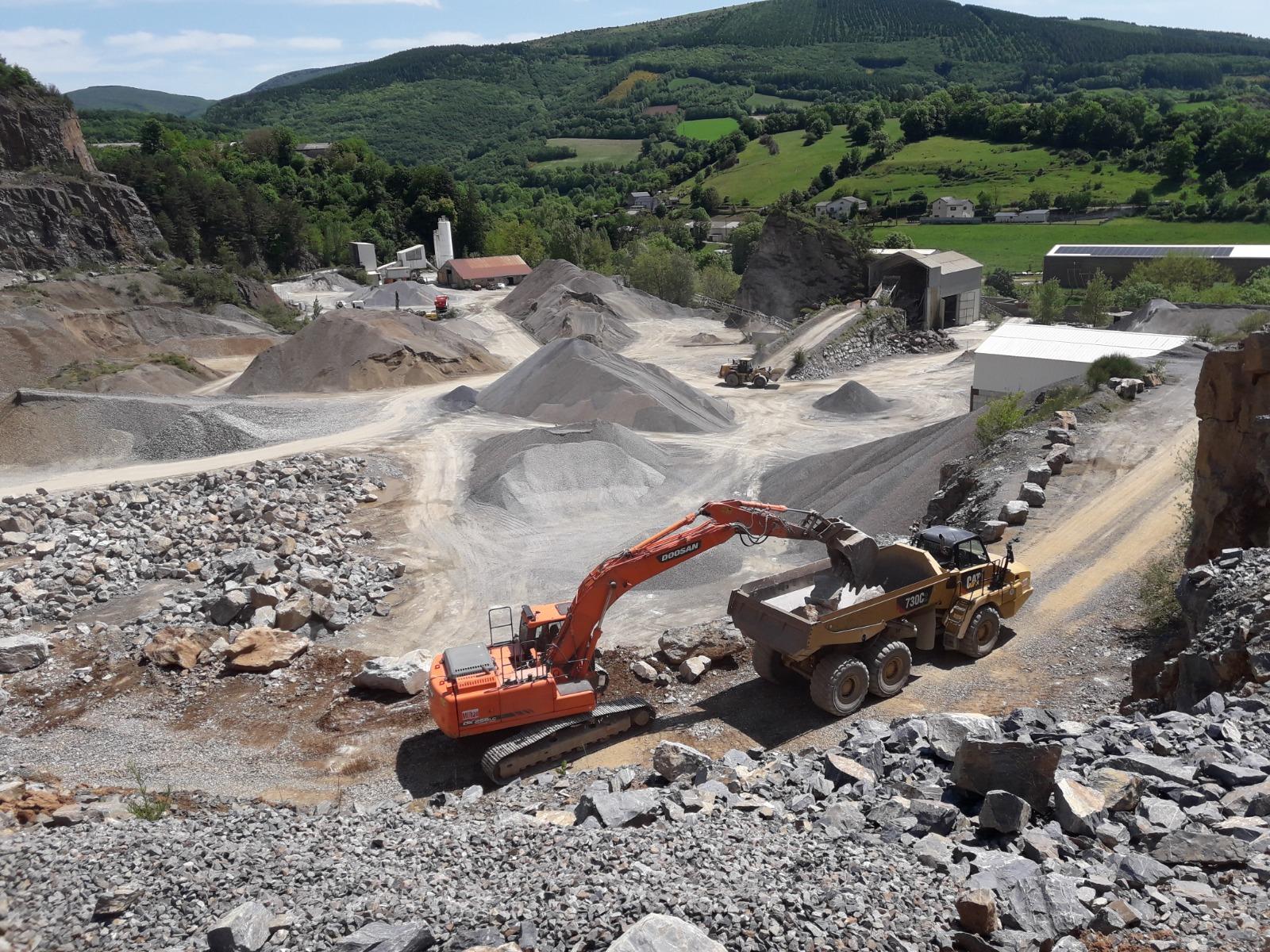 Chargement de graviers dans un camion