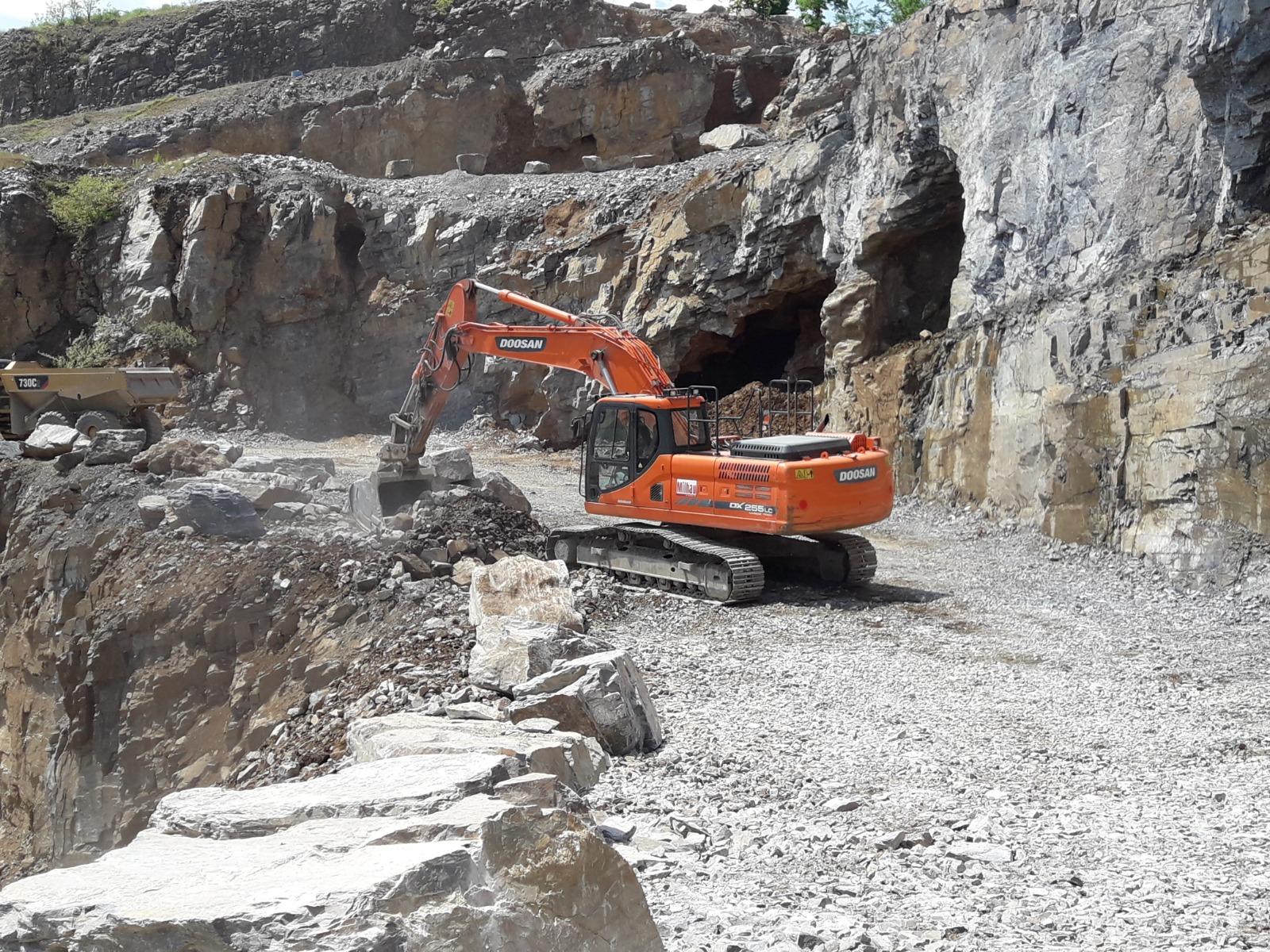 Exploitation de notre carrière avec une pelle de chantier