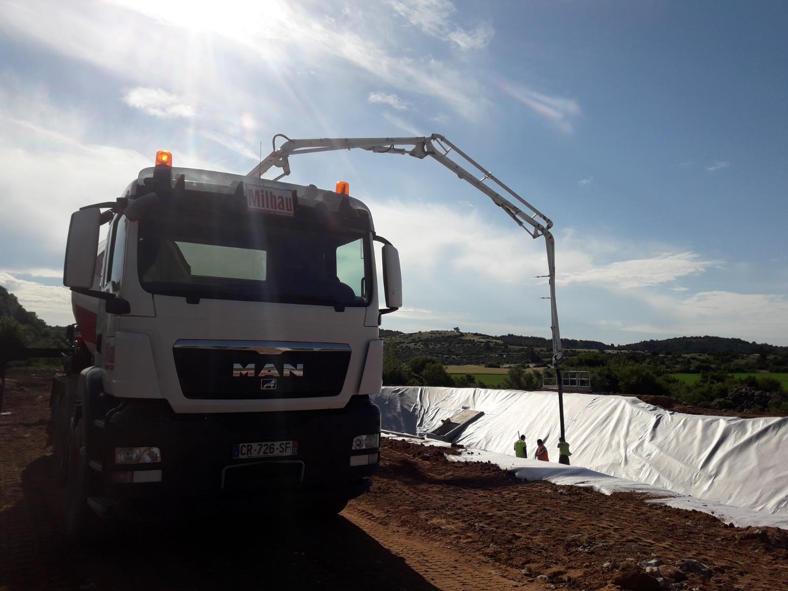 Chape liquide coulée avec un camion