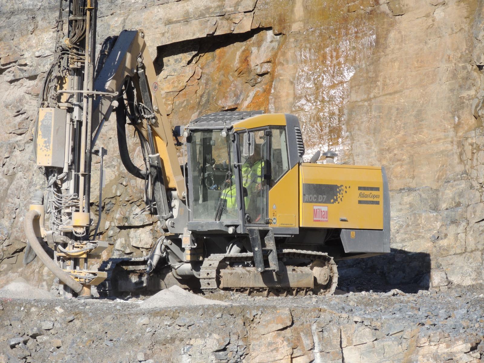 Pelle à chenille sur notre carrière