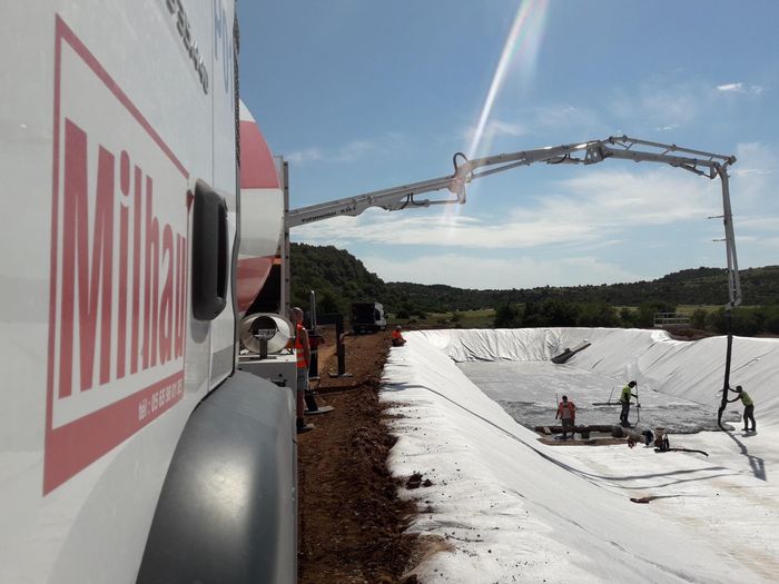 Camion de l'entreprise sur un chantier