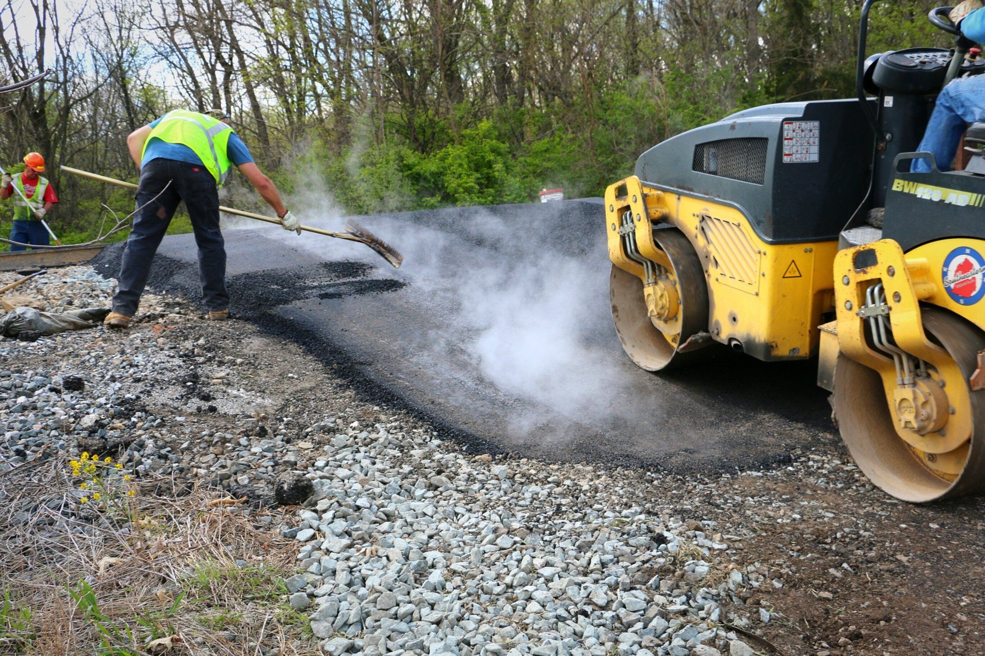Aplanissement de goudron sur une route