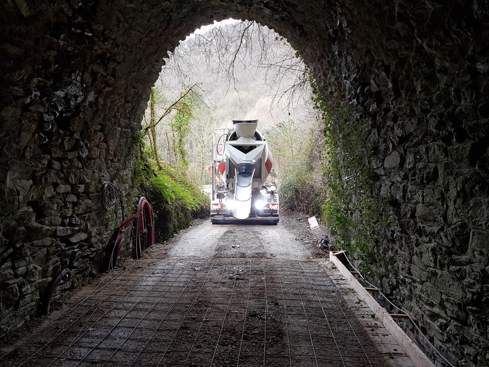 Camion qui sort d'un tunnel