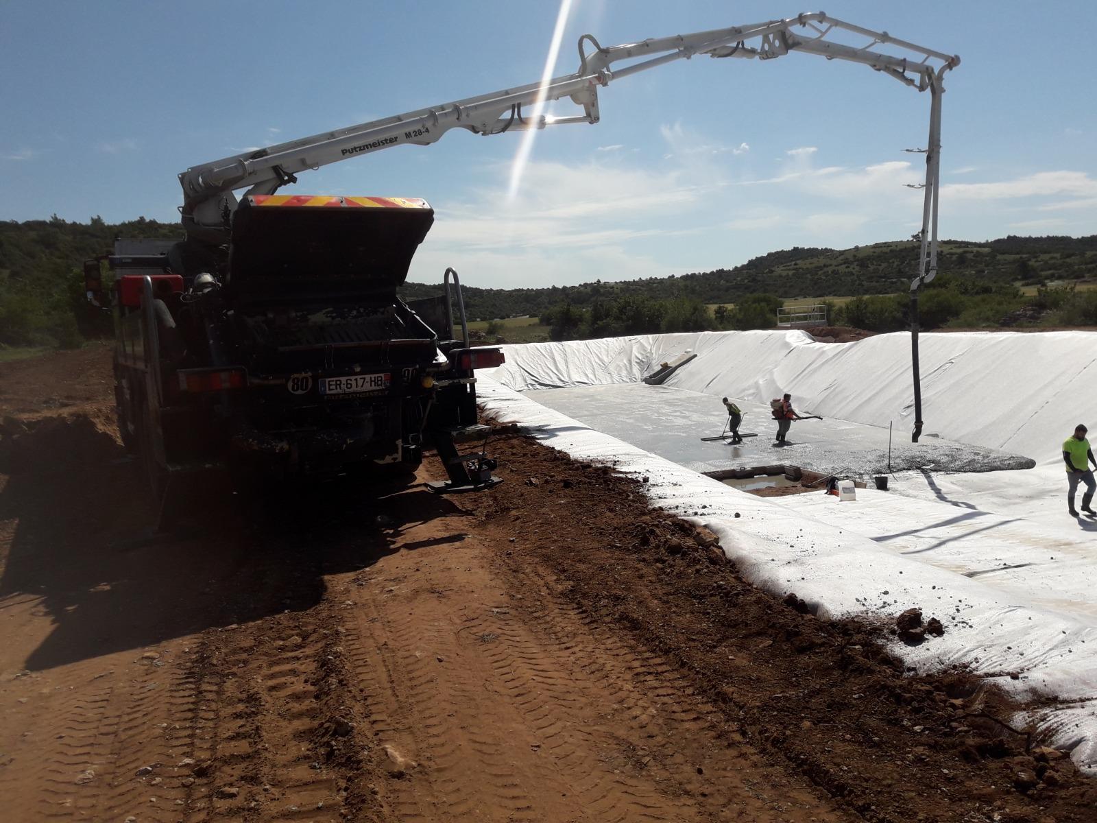 Camion toupie qui livre du béton prêt à l'emploi