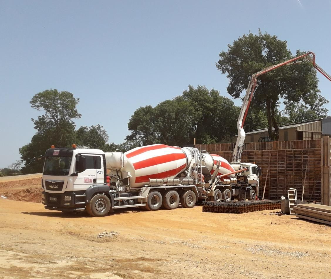 Livraison de béton avec un camion toupie de l'entreprise