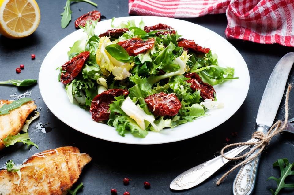 salade met rucola, avocado en tomaten