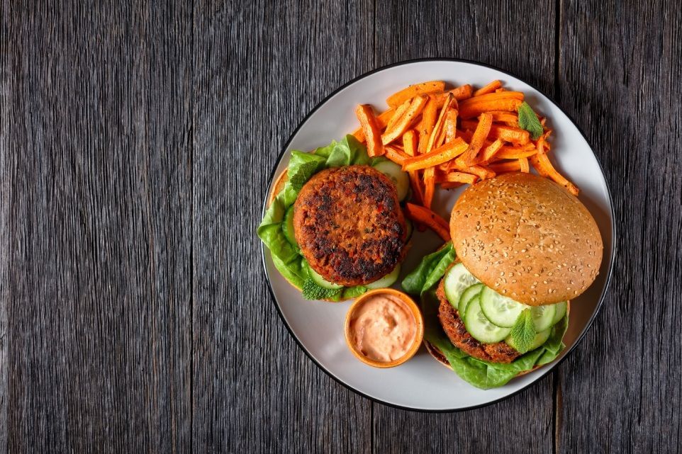 hamburger, patat, saus op een bord