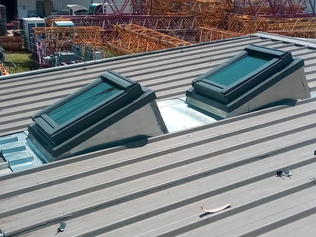 Pose de fenêtre de toit