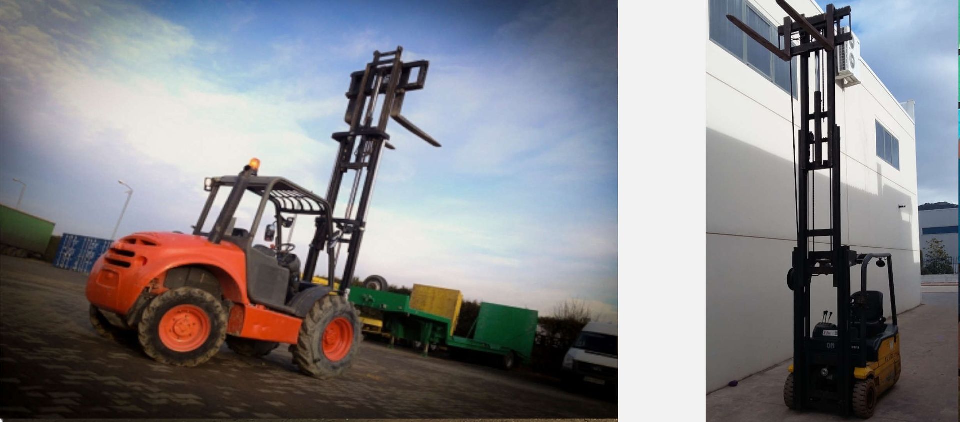 Una carretilla elevadora naranja levanta un mástil negro alto cerca de remolques verdes en un patio industrial.