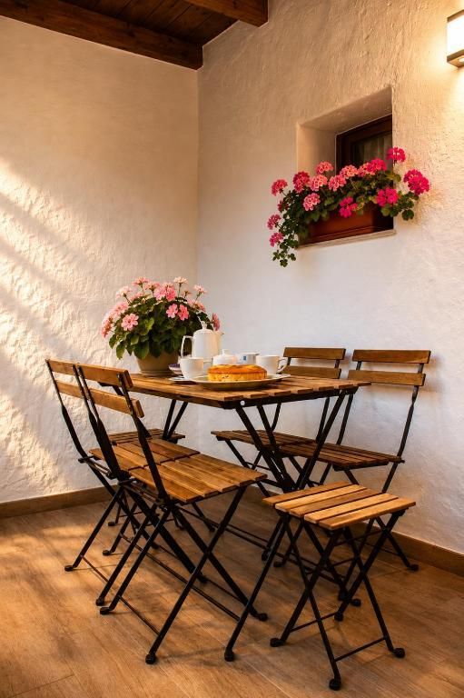 Acogedora sala de estar de estilo rústico, con vigas a la vista, chimenea de piedra y sofás en tonos neutros alrededor de una mesa de centro de madera
