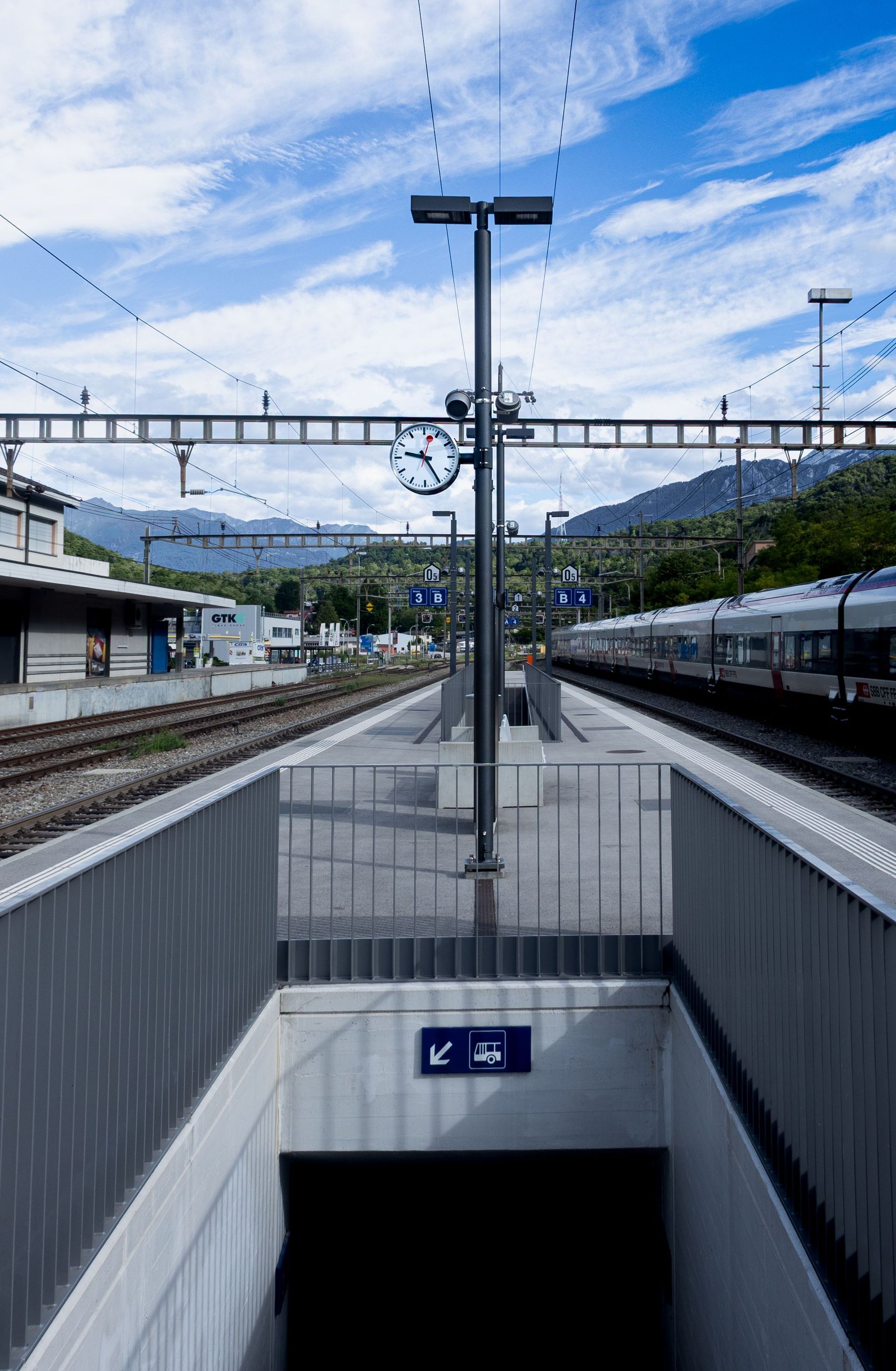 Quai de gare, train régional à l'arrêt