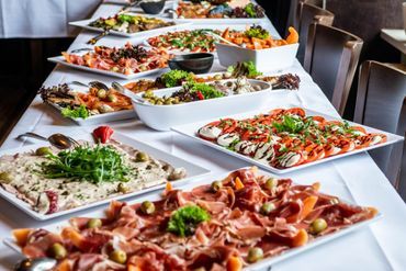 Eingedeckte Tische im Grünen