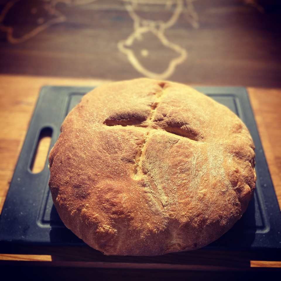 Frisch gebackenes Brot auf einem Brett