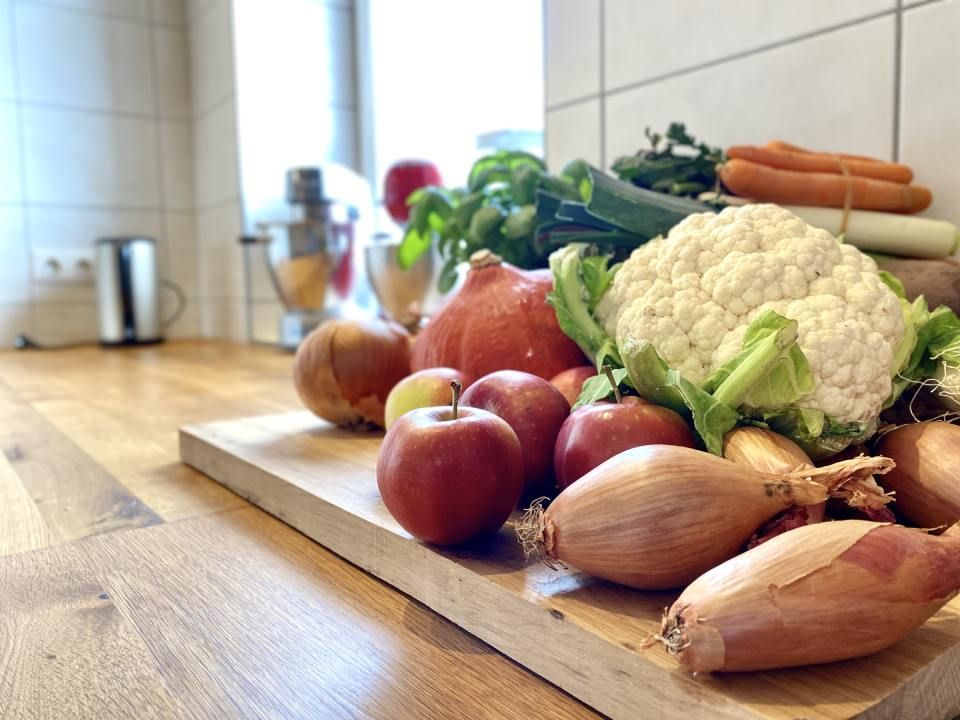 Frisches Gemüse auf einer Anrichte