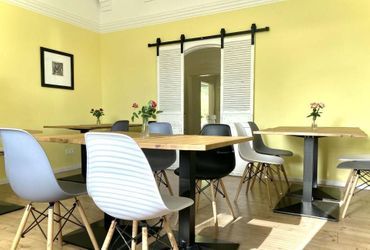 Eingedeckte Tafel auf einer Wiese