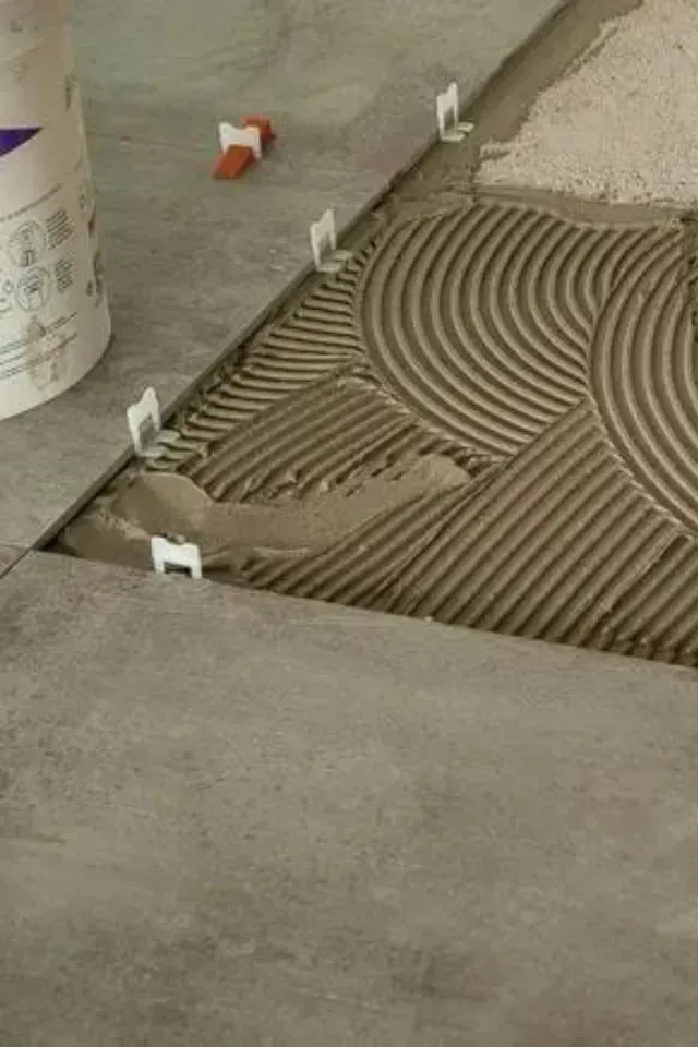 Un gros plan d'un carrelage en cours d'installation.