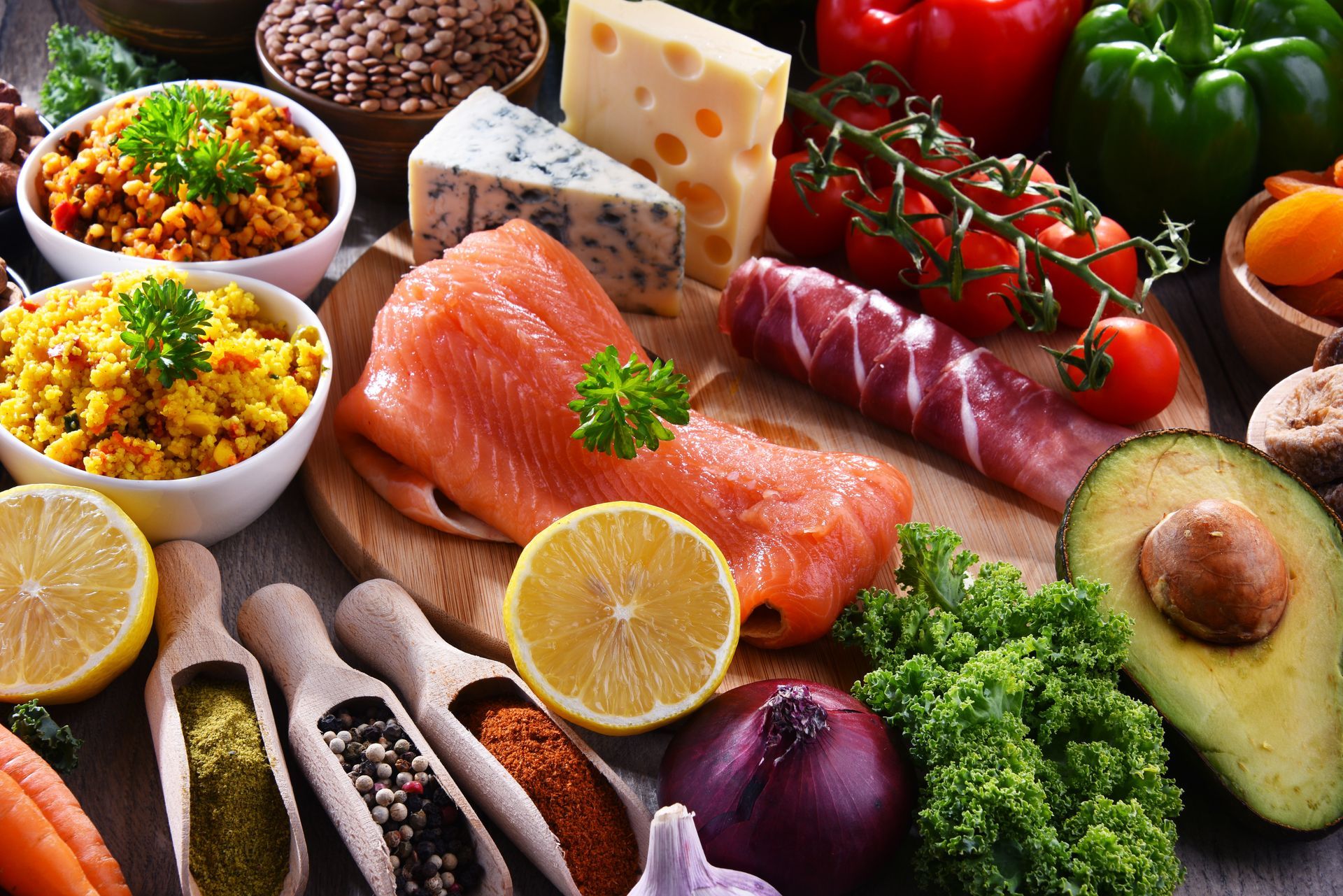 Une sélection de produits frais comme du fromage et des fruits et légumes