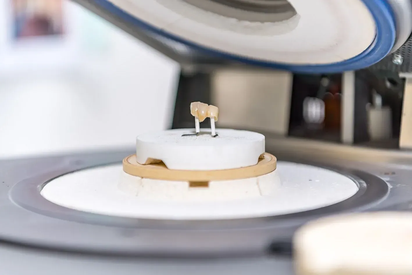 Eine Zahnkrone wird maschinell hergestellt. Dentaltechnik Claudia Meier