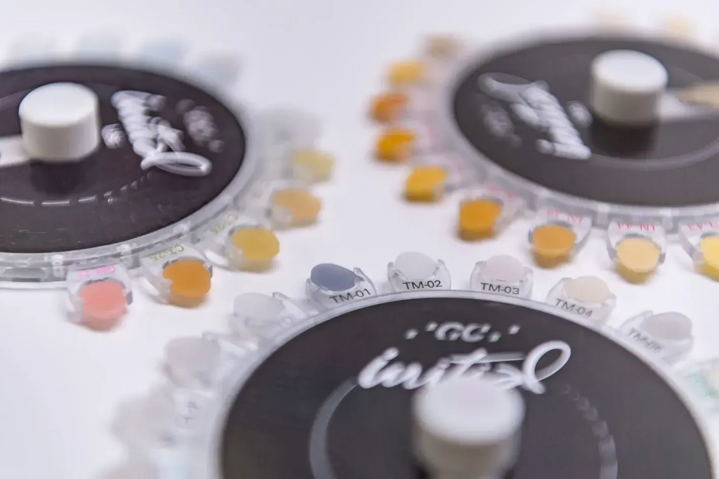 Eine Nahaufnahme von drei Kreisen, auf denen „Los“ steht, Dentaltechnik Claudia Meier