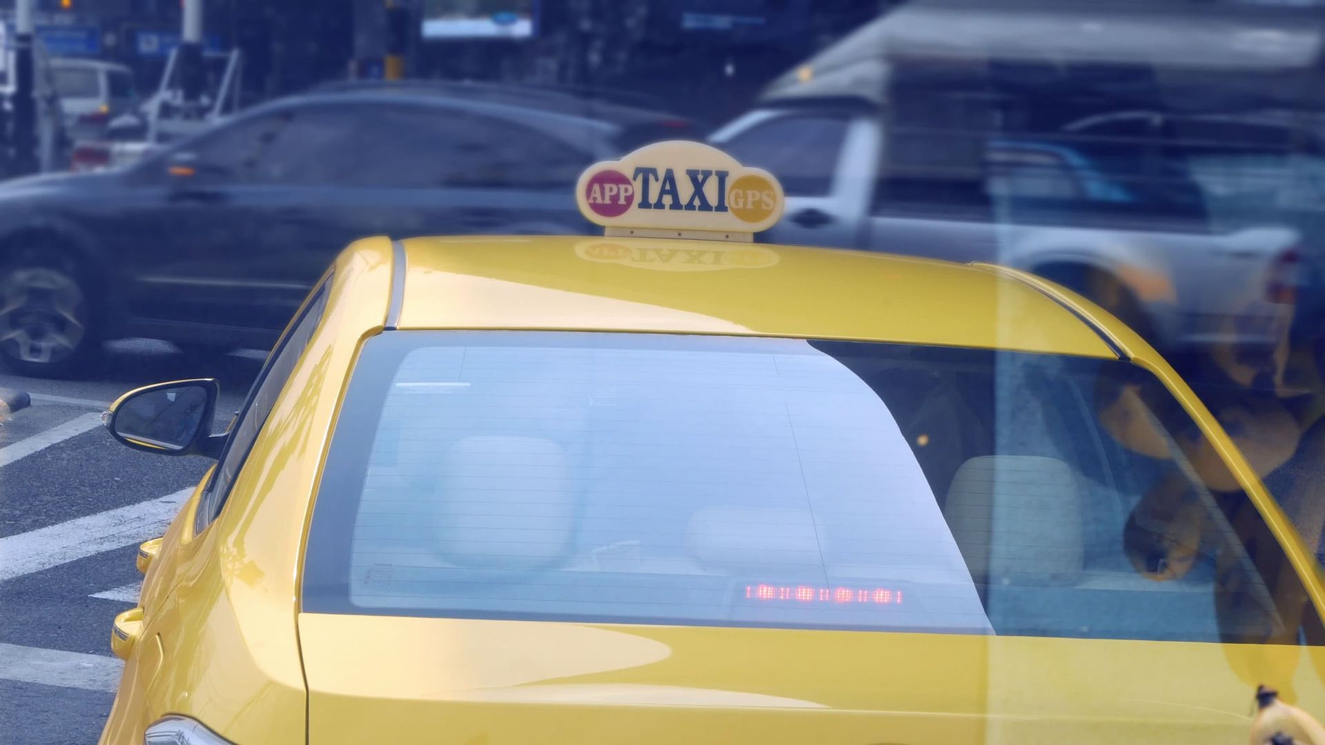 Taxi amarillo con un cartel de 