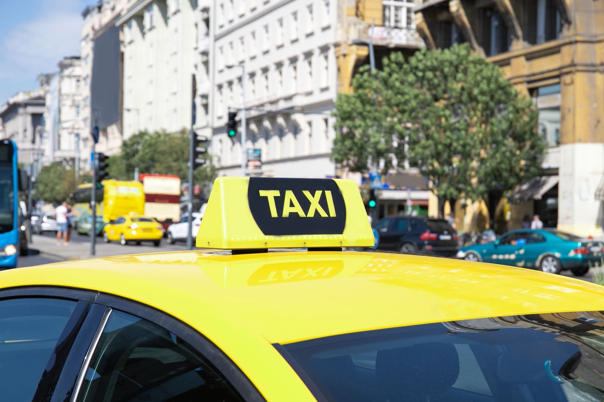 Taxi amarillo en la calle de la ciudad con el cartel 