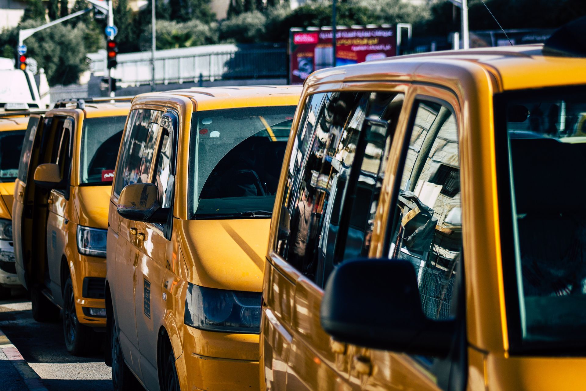 Taxis amarillos estacionados en fila en una calle de la ciudad.