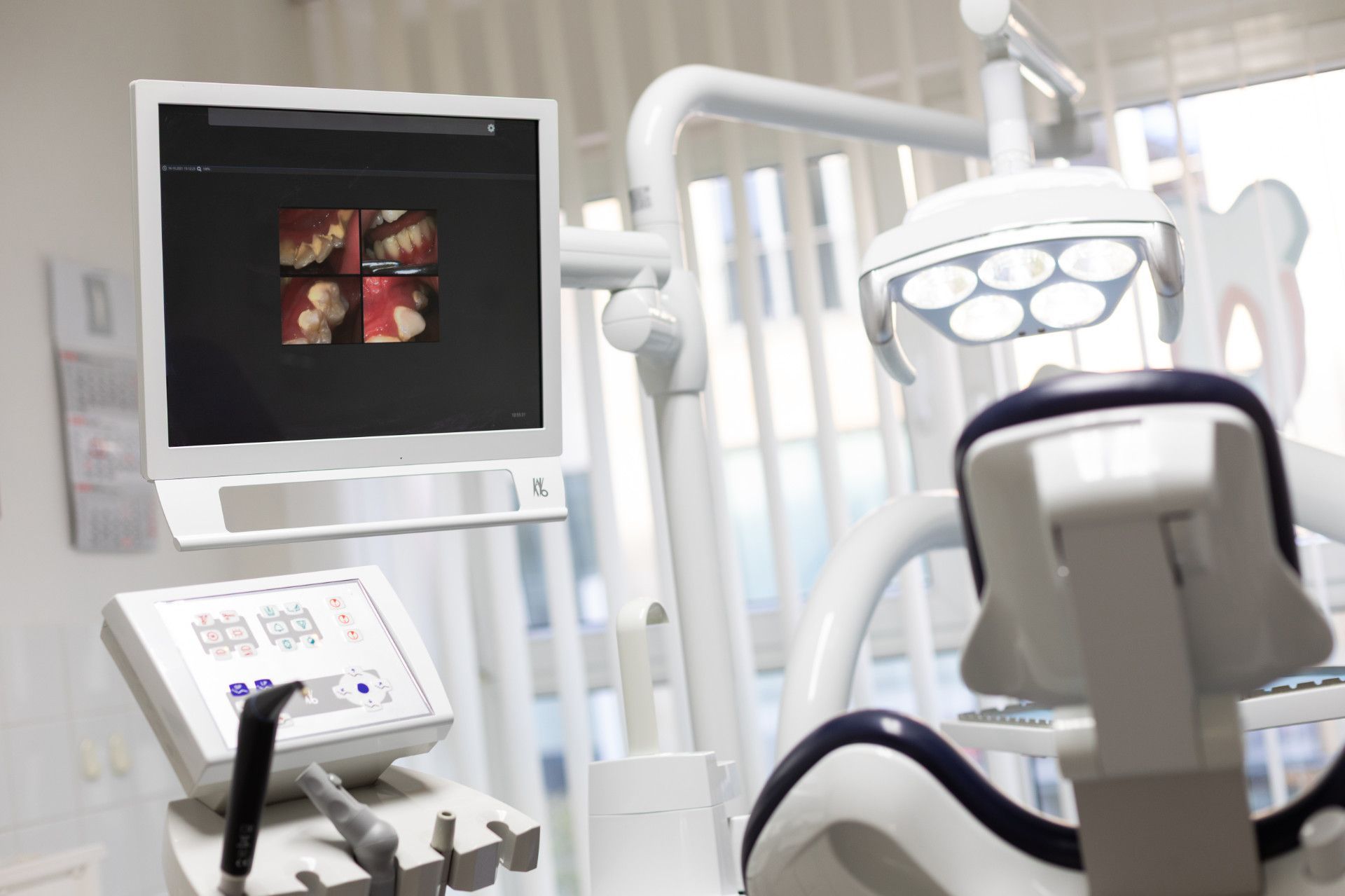 Eine Zahnarztpraxis mit einem Zahnarztstuhl und einem Monitor