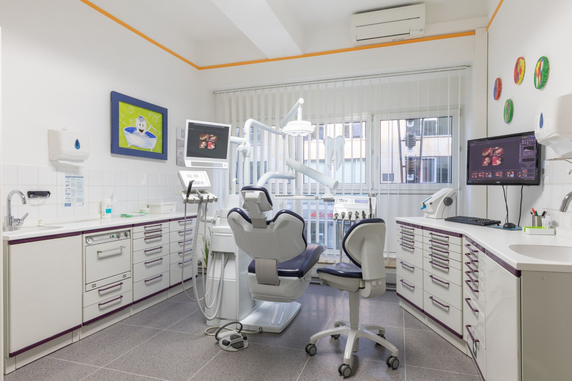 Eine Zahnarztpraxis mit einem Zahnarztstuhl und einem Waschbecken.