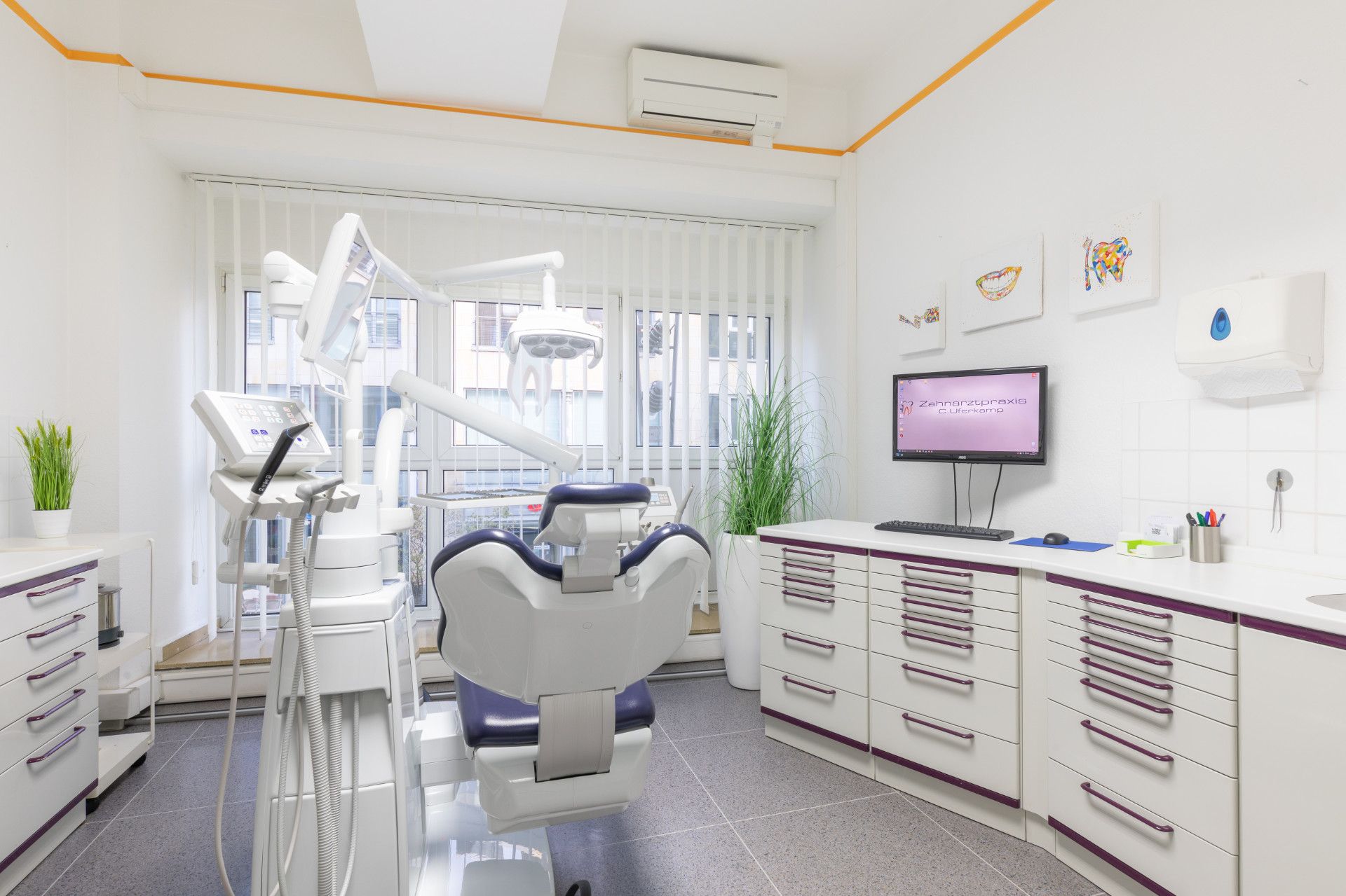Eine Zahnarztpraxis mit einem Zahnarztstuhl und einem Fernseher