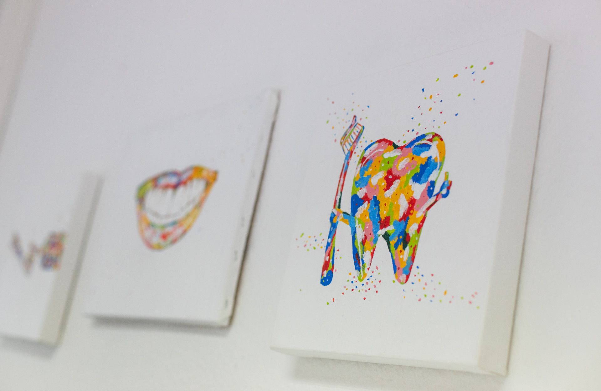 Ein Gemälde eines Zahns und einer Zahnbürste auf einer Leinwand.