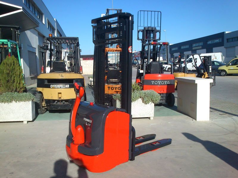 Una carretilla elevadora Toyota está estacionada en un estacionamiento.
