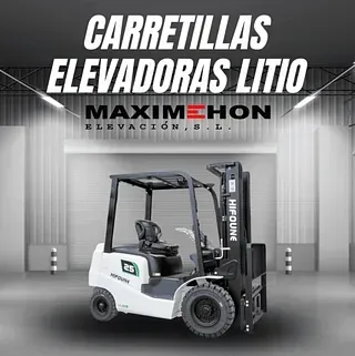 Una carretilla elevadora está estacionada frente a un edificio en un almacén.