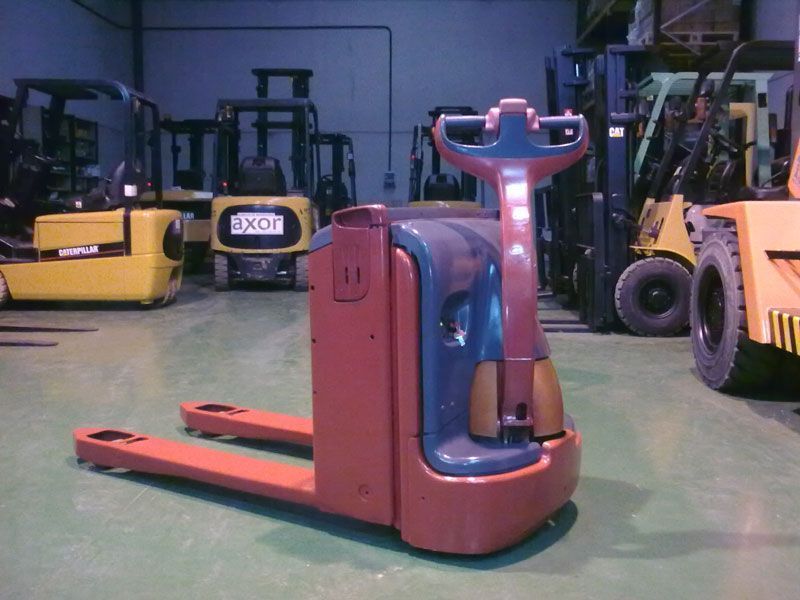 Una carretilla elevadora roja y azul en un almacén con una matrícula que dice lkdn