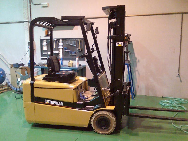 Una carretilla elevadora Caterpillar está estacionada en un garaje