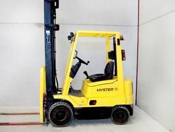 Una carretilla elevadora amarilla está estacionada en una habitación.