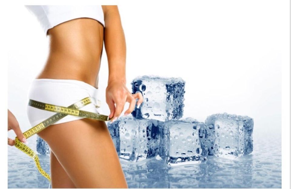 Eiswürfel und Frau mit einem Massband an den Oberschenkeln