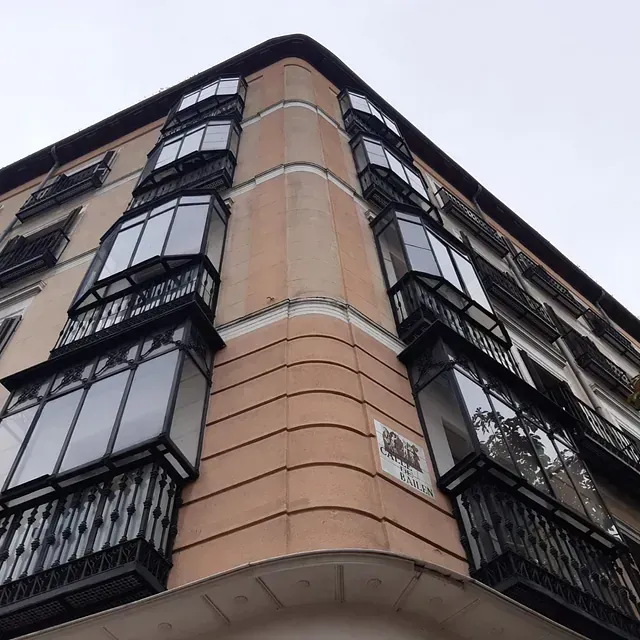 Mirando hacia la esquina de un edificio con balcones
