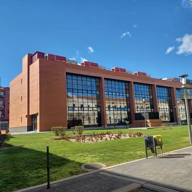 Un gran edificio de ladrillo con muchas ventanas.