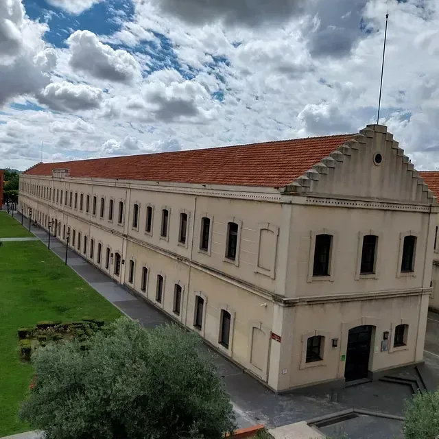 Un gran edificio blanco con un techo de tejas rojas