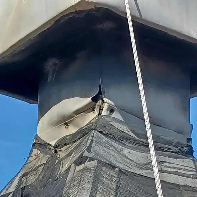 Una cuerda cuelga del costado de un edificio.