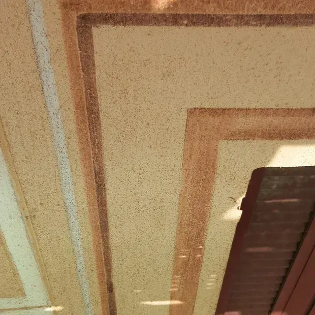 Un primer plano del techo de un edificio.