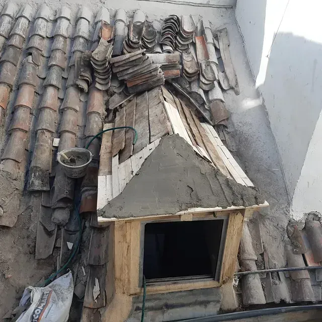 Un techo con tejas y una estructura de madera encima