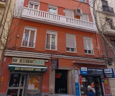Un edificio con un cartel que dice bar restaurante risol